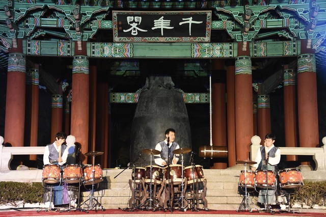 2023년 계묘년 (癸卯年) 새해를 맞이한 1일 밤 0시께 청주시 서원구 청주예술의전당 광장 일원 '천년대종' 타종행사 사전 난타공연이 펼쳐지고 있다. (사진=맹찬호 기자)