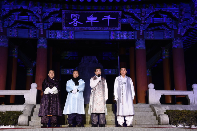 이번 타종행사에는 김영환 충북지사, 황영호 충북도의장, 윤건영 충북도교육감, 이범석 청주시장 등이 참여해 시민들과 함께 새해 소망을 빌었다. 시민들에게 새해 인사말하는 윤건영 교육감. (사진=맹찬호 기자)