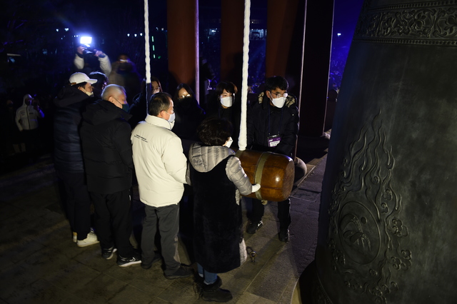 2023년 계묘년(癸卯年) 새해 첫 날인 1일 밤 0시께 청주시 서원구 청주예술의전당 천년각에서 시민들이 '천년대종'을 타종하고 있다. (사진=맹찬호 기자)