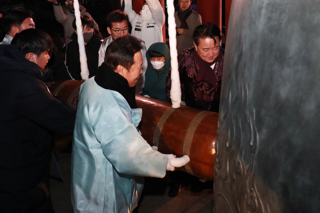 이번 타종행사에서 김영환 충북지사, 황영호 충북도의장, 윤건영 충북도교육감, 이범석 청주시장 등이 참여해 시민들과 함께 새해 소망을 빌며 4명씩 1조를 이뤄 3차례씩 천년대종을 타종했다. (사진제공=충북도청)