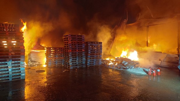 7일 새벽 4시 8분께 청주시 서원구 현도면 한 자동차 배터리 보관창고에서 불이 났다. (사진제공=충북소방본부)