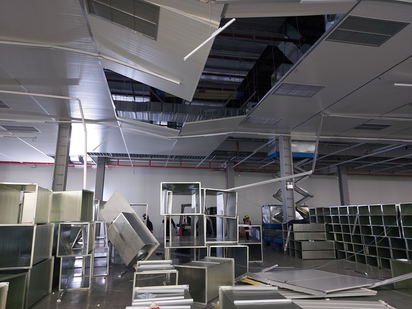 16일 오후 2시 3분께 충북 진천군 이월면 한 태양광 셀 제조공장에서 보수작업 중이던 근로자 5명이 2층 높이에서 추락해 다쳤다. (사진제공=진천소방서)