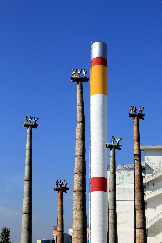 연초제조창 굴뚝과 도자솟대가 조화롭게 배치돼 있다.