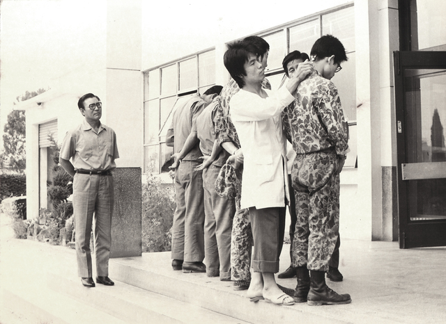 연초제초장 근로자들을 대상으로한 두발과 복장 단속 모습.