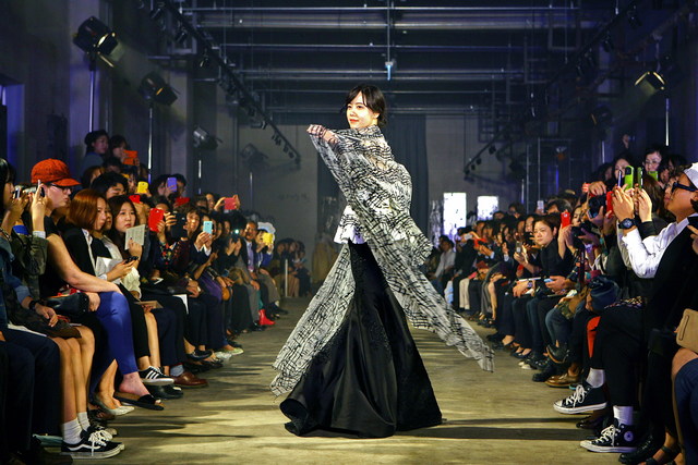 연초제조창에서 열린 패션디자이너 이상봉 특별전.