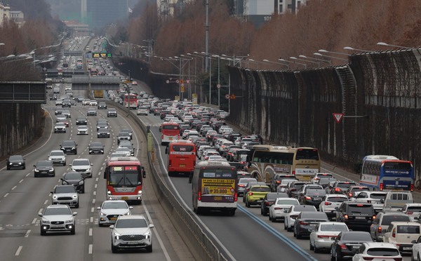 설날인 22일 오전 경부고속도로 서울 잠원IC 부근 하행선(오른쪽)에 차들이 줄지어 늘어서 있다.  /연합뉴스