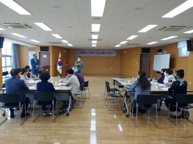 주민들이 직접 참여한 사직1동 사진집 편집 과정