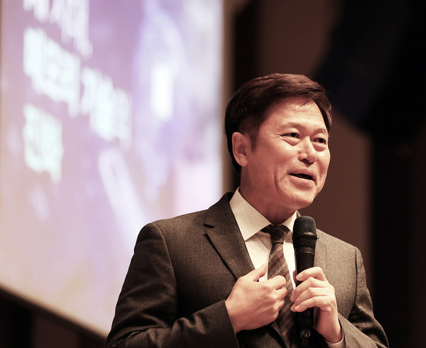 박정호 SK하이닉스 대표이사 부회장이 15일 서울 광화문 프레스센터에서 ‘AI 시대, 한국 반도체가 나아갈 길’을 주제로 기조 연설을 하고 있다.