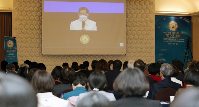 HWPL 대전ㆍ충청지부가 14일 대전 kw컨벤션에 개최한 DPCW 공표 7주년 기념식에서 이만희 HWPL 대표의 기념사를 온라인 생중계로 보고 있다.