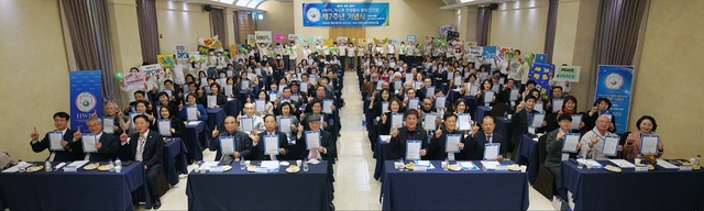 HWPL 대전ㆍ충청지부가 14일 대전 kw컨벤션에 개최한 DPCW 공표 7주년 기념식에서 러시아-우크라이나 전쟁 중단을 촉구하고 러시아의 우크라이나 침공은 국제법 위반이라고 지적하는 피스레터를 작성하고 사진을 찍고 있다.