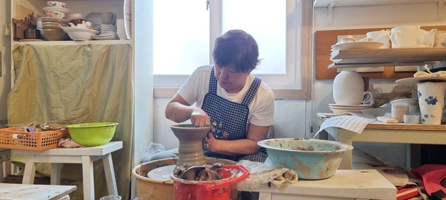 김미경 도예작가가 물레작업을 하고 있다.