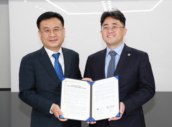 김경태(왼쪽) 고용노동부 청주지청장과 김명규 충북도 경제부지사가 27일 청주테크노S타워에서 일자리 정책연계 강화를 위한 업무협약을 한 뒤 기념촬영하고 있다.