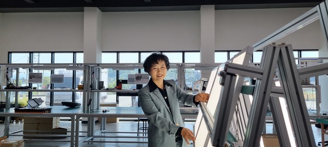 다산조명 박경숙 대표가 제품에 관해 소개하고 있다.