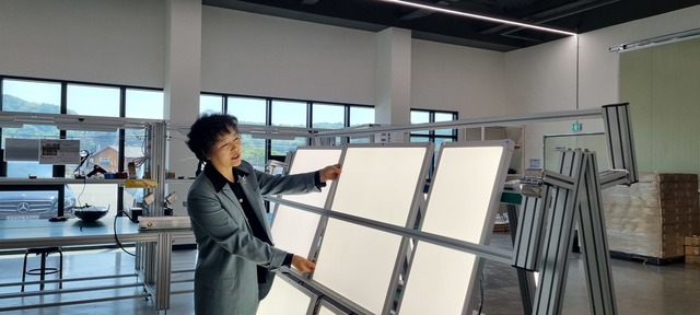 다산조명 박경숙 대표가 제품에 관해 소개하고 있다.