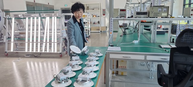 다산조명 박경숙 대표가 제품에 관해 소개하고 있다.