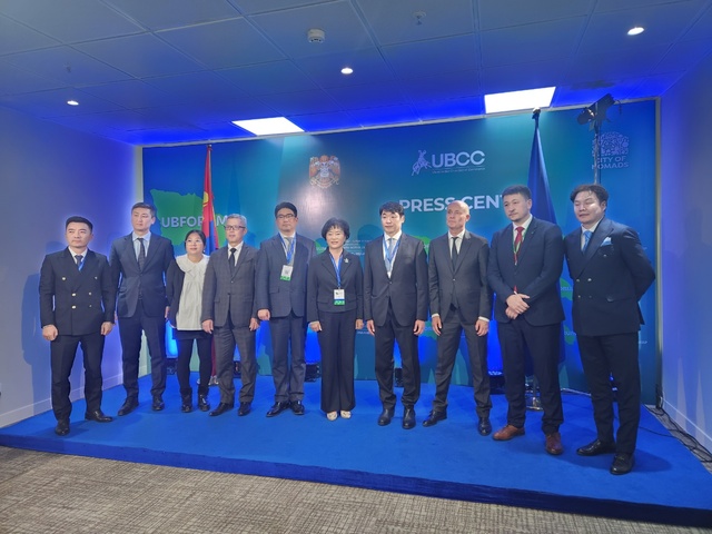 다산조명 박경숙 대표가 몽골 울란바토로와 수출 관련 MOU를 체결하고 있다.