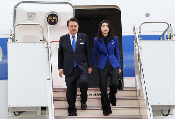 주요 7개국(G7) 정상회의에 참석하는 윤석열 대통령과 김건희 여사가 19일 일본 히로시마공항에 도착, 공군 1호기에서 내리고 있다.  /연합뉴스