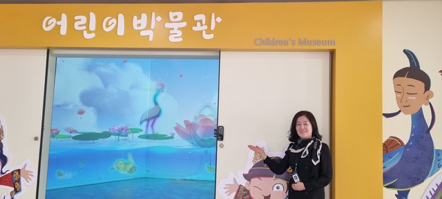 김선영 학예사가 어린이 박물관에 대해 소개하고 있다.