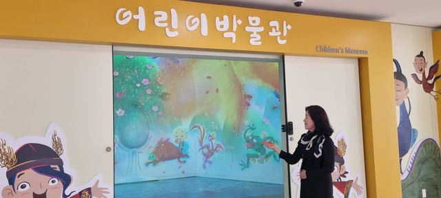 김선영 학예사가 어린이 박물관에 대해 소개하고 있다.