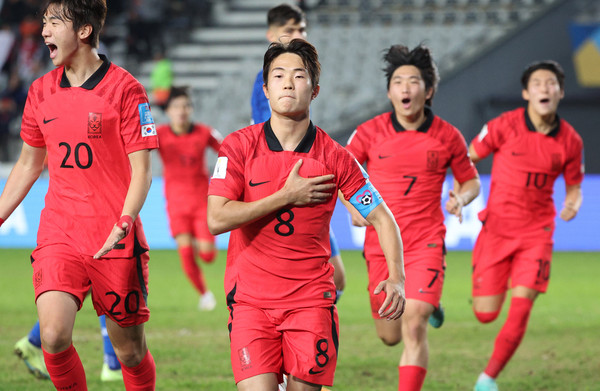 8일(현지시간) 오후 아르헨티나 라플라타 스타디움에서 열린 2023 국제축구연맹(FIFA) 20세 이하(U-20) 월드컵 4강전 한국과 이탈리아의 경기. 한국 이승원이 동점골을 넣고 팀동료와 환호하고 있다