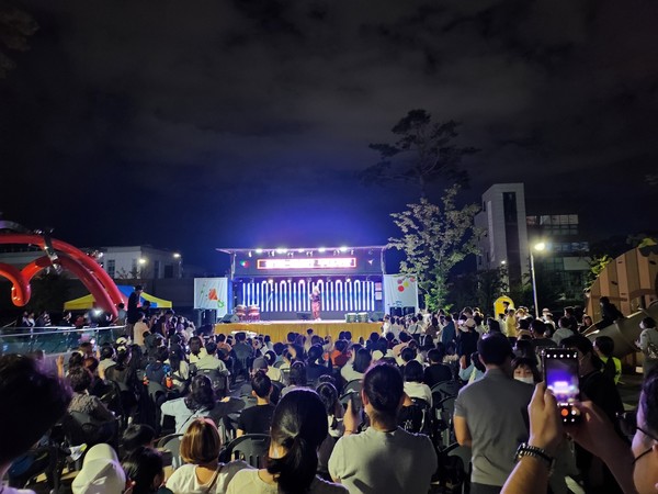 지난해 아이유쉘 페스티벌 현장. 입주민 노래자랑이 열리고 있다