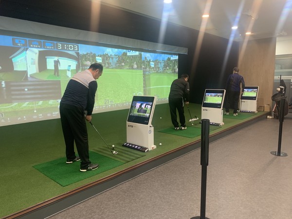 입주민 커뮤니티에 설치된 전타석 스크린골프 시설.