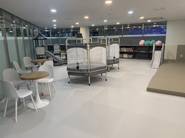 커뮤니티에 설치된 키즈카페.