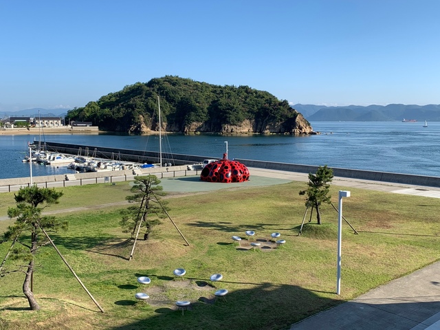 나오시마의 랜드마크로 불리는 미야노우라 항구의 '빨간 호박'.