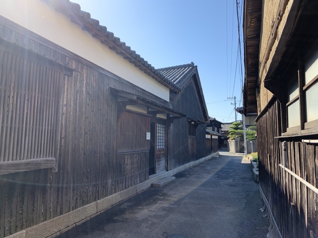 이에프로젝트 '이시바시' 목조 건축물(왼쪽). 에도 말기부터 메이지 유신 전반 무렵, 나오시마섬에서 둘째가라면 서러울 만큼 큰 집이었다고 한다.