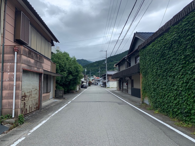 4900여명이 살고 있는 작은 마을인 카미야마초. 해발 1000m에 위치한 마을의 골목에는 작은 상점가와 위성사무실들이 곳곳에 위치해 있다.
