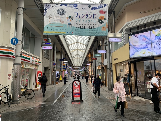다카마쓰시의 전통 상점가인 마루가메마치 상가. 유명 브랜드를 비롯해 다양한 상점들이 들어서 있다.
