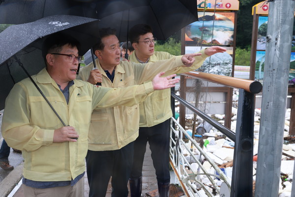 김영환(가운데) 충북지사가 지난 15일 오전 집중호우로 인한 괴산댐 월류로 하류지역에 큰 피해가 우려되면서 댐 하류 수전교를 찾아 현장 지휘를 하고 있다.