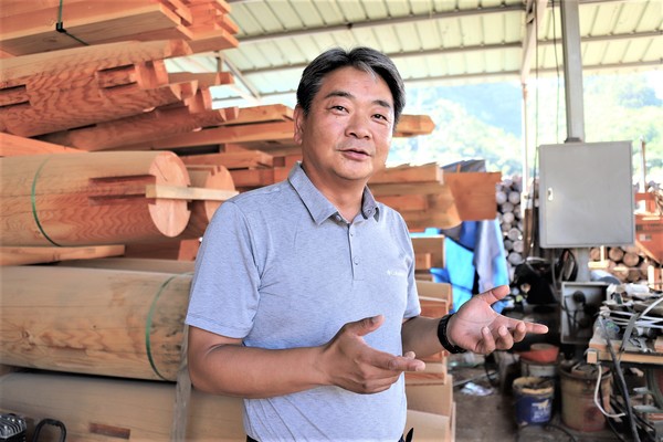 한진석 대표가 한옥건축에서 목재의 중요성에 대해 설명하고 있다.
