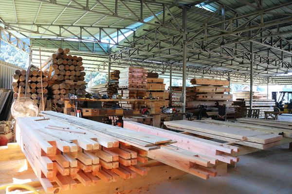 한진석 대표의 작업장 내 한옥 건축용 목재들.
