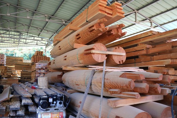 한진석 대표가 한옥 건축을 위해 제재해 놓은 목재들.