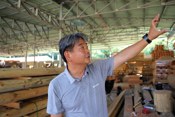 한진석 대표가 한옥건축에서 목재의 쓰임새와 위치에 대해 설명하고 있다.