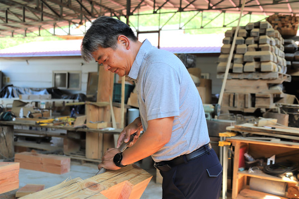 목재를 다듬고 있는 한진석 대표.