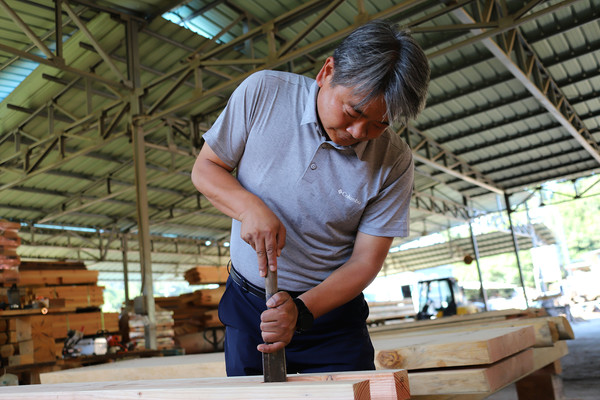 끌질을 하고 있는 한진석 대표.