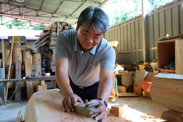 한진석 대표가 대패질을 하고 있다.