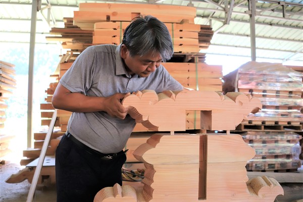 한진석 대표가 다듬어 놓은 목재를 살피고 있다