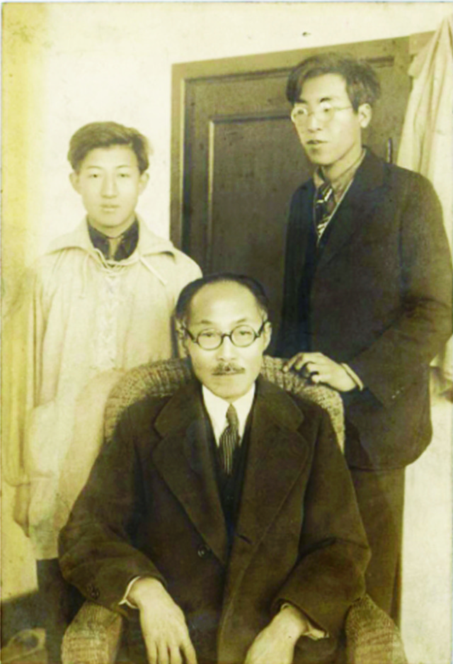 안창호가 이국전, 김복진과 함께 찍은 사진.