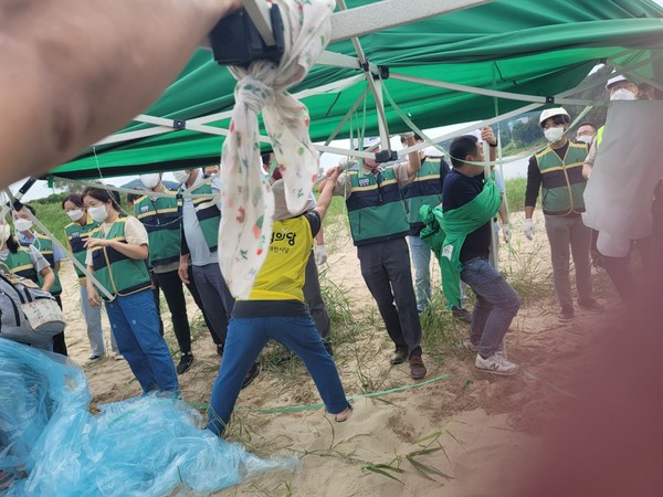 공주시 공무원 등이 환경단체의 천막을 강제 철거하고 있다.