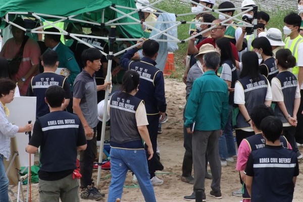 천막을 강제 철거하는 과정에서 거친 몸싸움과 욕성, 고성이 오갔다.
