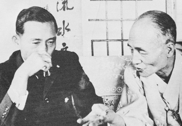 수유리 응접실에서 다시 최고회의 부의장인 박대통령과 팔봉(1962년경).