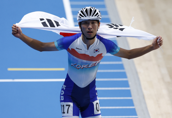 정병희가 30일 항저우 아시안게임 롤러스케이트 스피드 부문 제외 + 포인트(EP)10000m에서 우승을 차지한 후 태극기를 두른 채 트랙을 돌고 있다.(사진=연합뉴스)