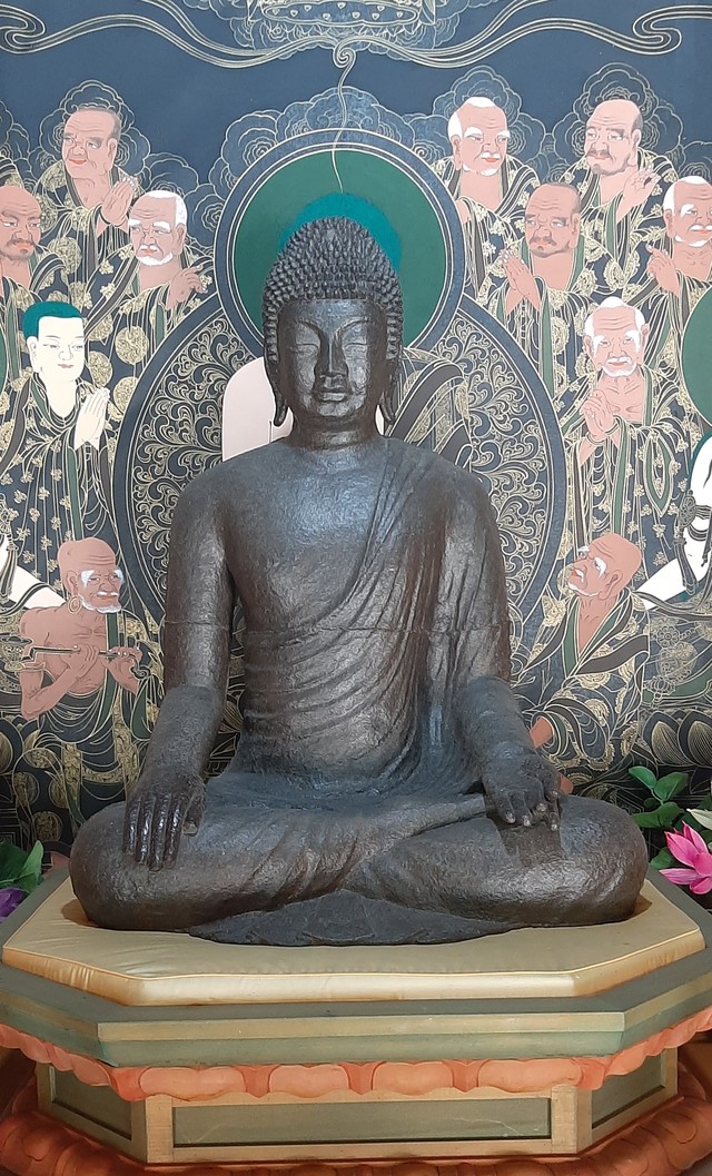 백운암 대웅전에 봉안된 철조여래좌상