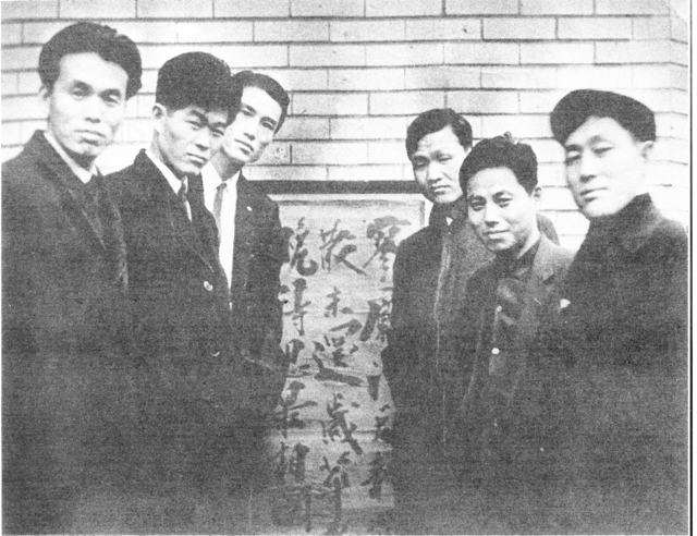 회현동 결핵협회 사무실에서 동료 문인들과 함께(1960년).