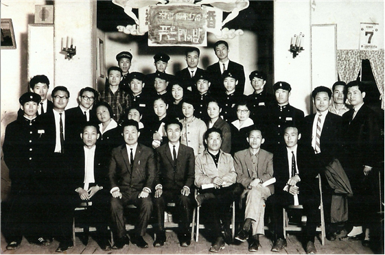 푸른문 창립 10주년 기념 문학의 밤 기념 단체사진 (1966년 청주YMCA회관) - 앉은 열 왼쪽에서 세 번 째가 신동문 시인