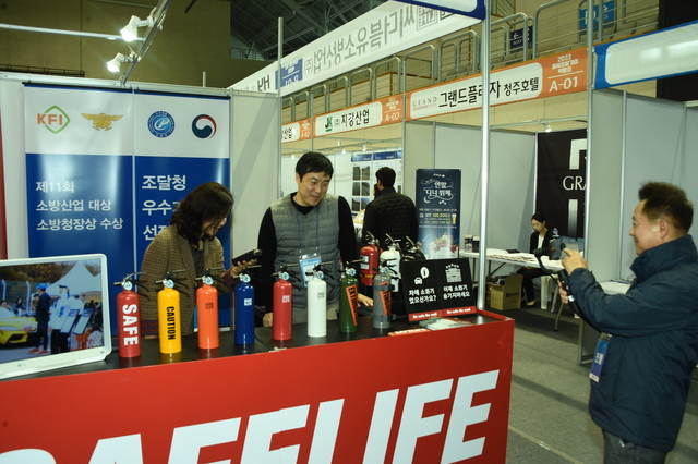 씨더블유소방산업(주) 관계자가 동양일보TV와 인터뷰를 하고 있다.