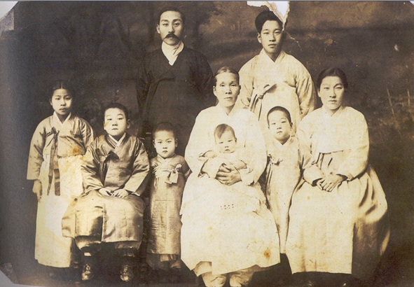 가족사진(왼쪽 두번째)-운보전작도록